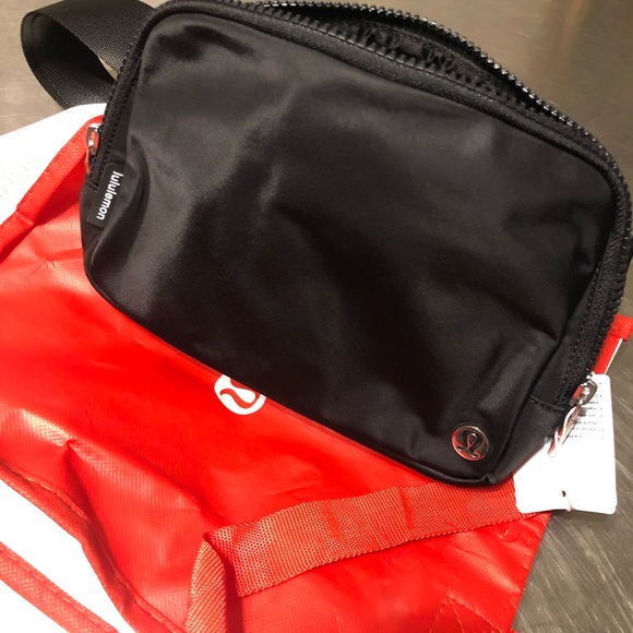 New With Tag Lululemon Everywhere Belt Bag Black extension strap - Picture 5 of 6